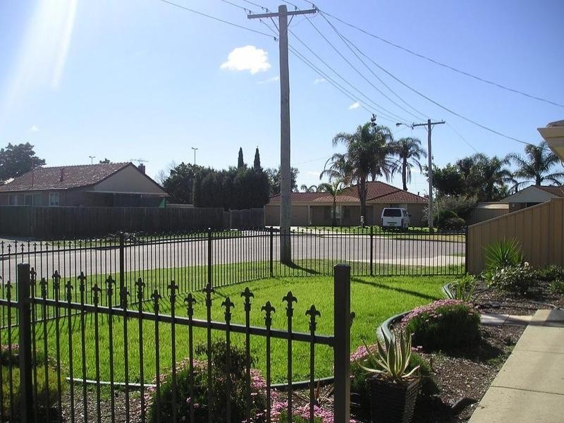 5 Piesse Place, Seville Grove WA 6112