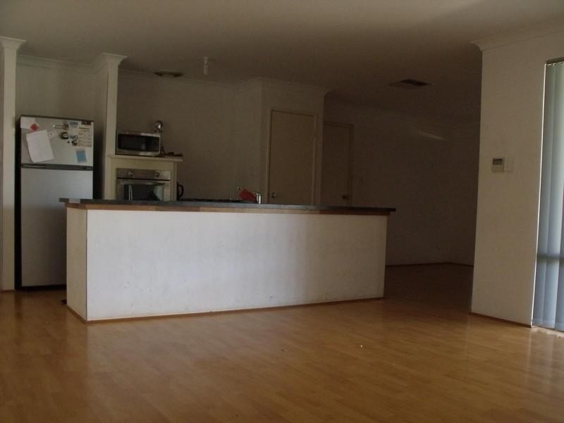 8 Glasgow Way, Seville Grove WA 6112