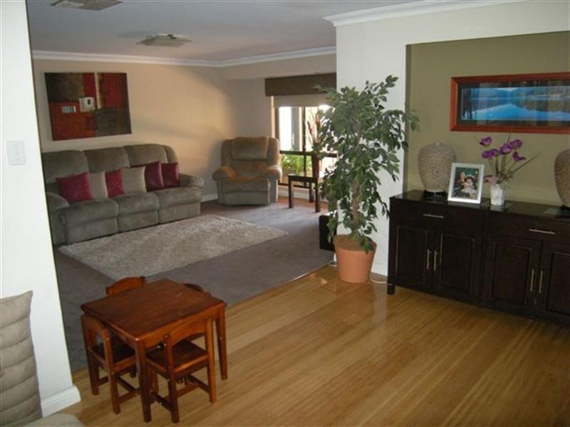 44 Amethyst Crescent, Mount Richon WA 6112