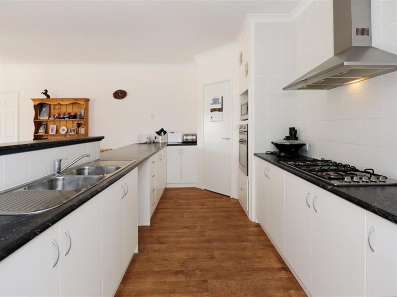 18 Burndale Road, Mount Richon WA 6112