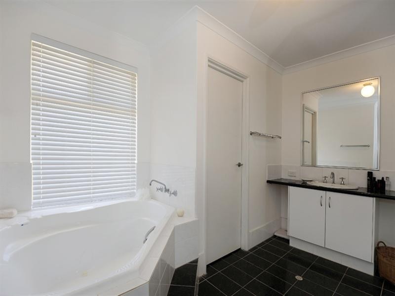 18 Burndale Road, Mount Richon WA 6112