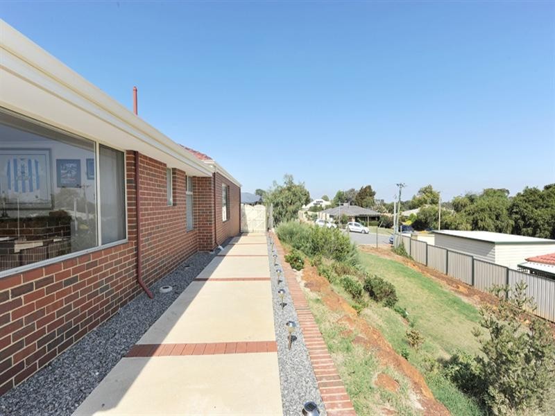 18 Burndale Road, Mount Richon WA 6112