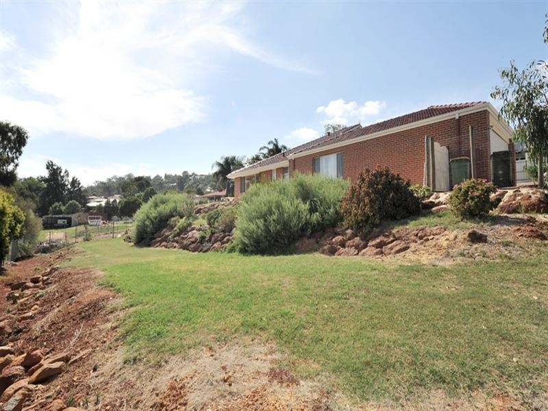 18 Burndale Road, Mount Richon WA 6112