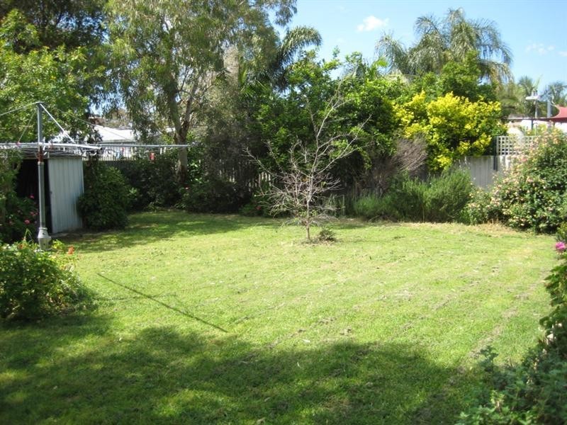 6 Silver Mallee Close, Camillo WA 6111