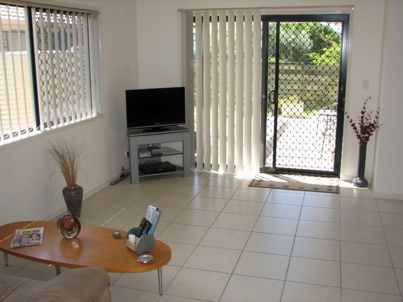 2/4 Witonga Drive, Yamba NSW 2464