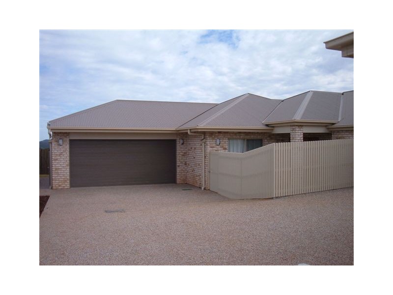 2/11 Highgrove Drive, Highfields QLD 4352