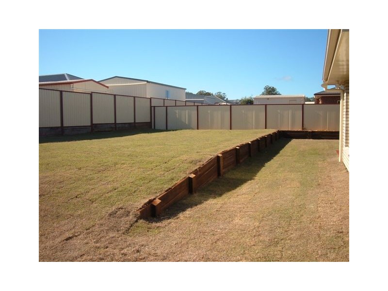 8 Kestrel Drive, Highfields QLD 4352