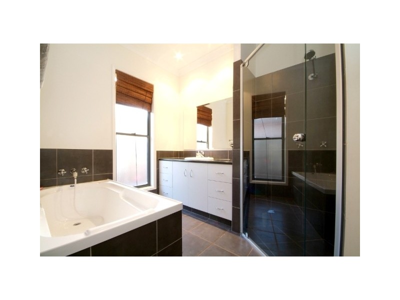 24 Kingfisher Close, Highfields QLD 4352