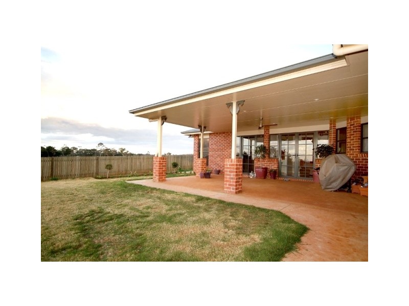 24 Kingfisher Close, Highfields QLD 4352