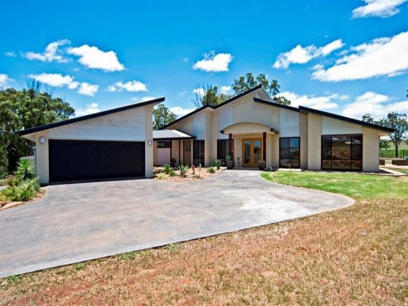 8 Oakdale Place, Highfields QLD 4352
