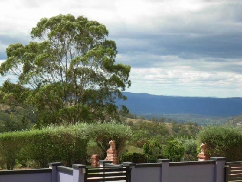 1 Hull Court, Highfields QLD 4352