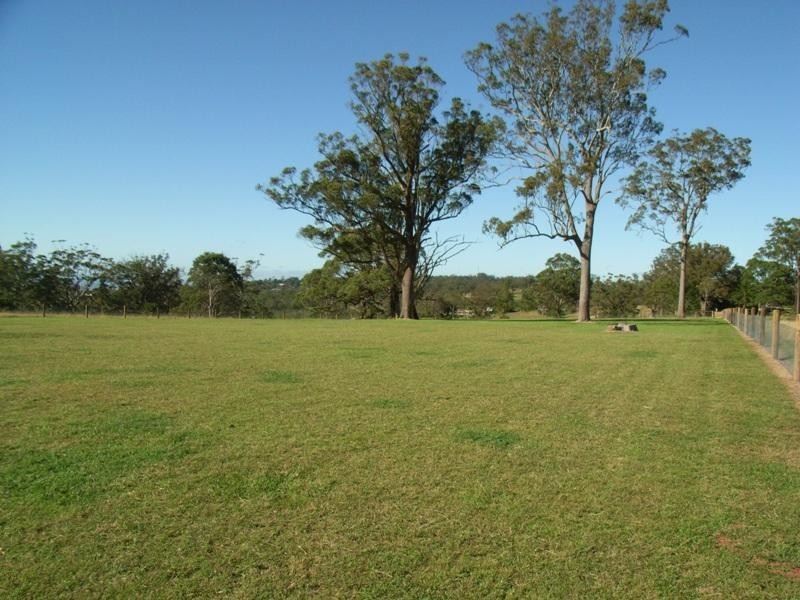 11 Bradys Road, Highfields QLD 4352