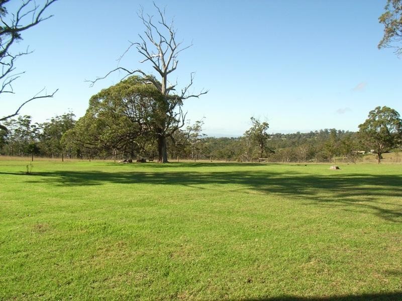 11 Bradys Road, Highfields QLD 4352