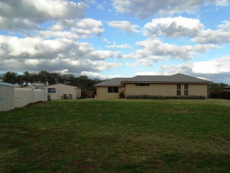 42 Holly Avenue, Highfields QLD 4352