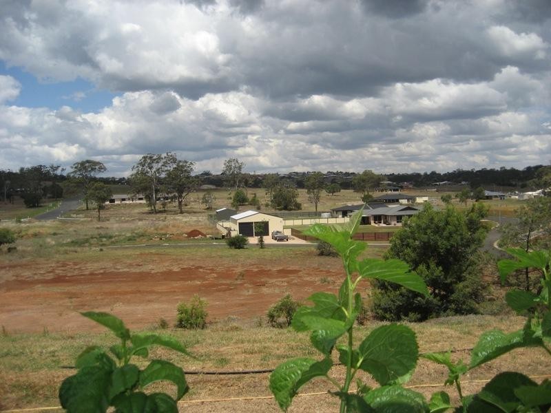 41 Holly Avenue, Highfields QLD 4352