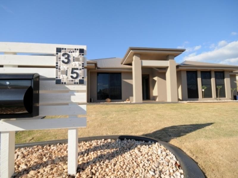 35 Nioka Drive, Highfields QLD 4352