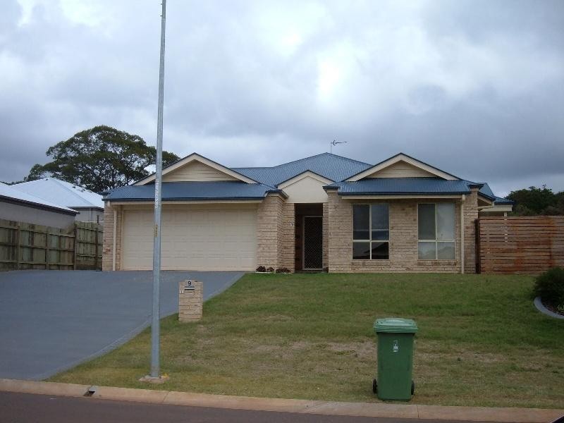 1/9 Sambar Court, Kearneys Spring QLD 4350