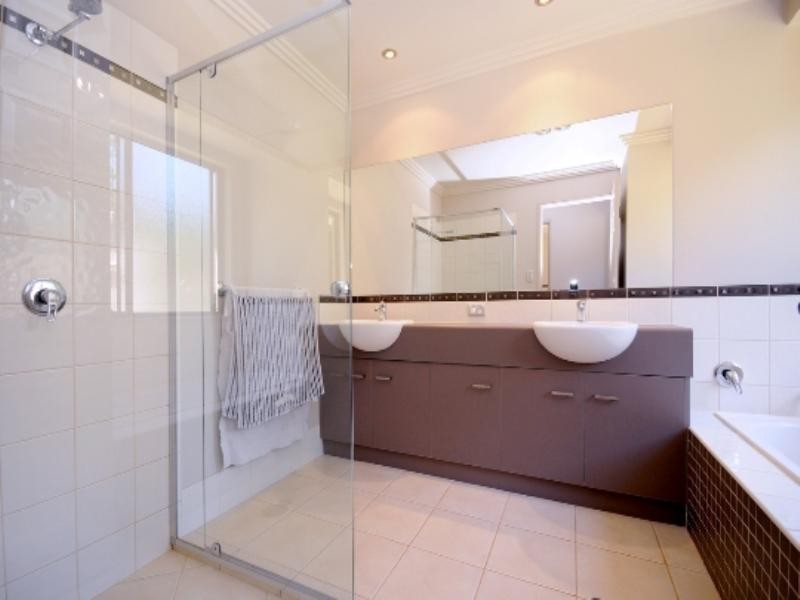 18 Highfields Road, Highfields QLD 4352