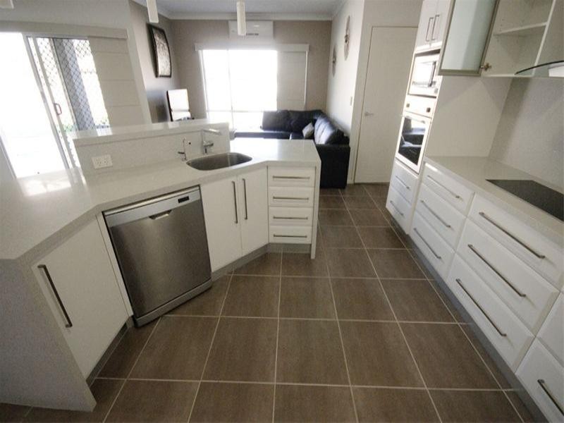 8 Manooka Crescent, Highfields QLD 4352