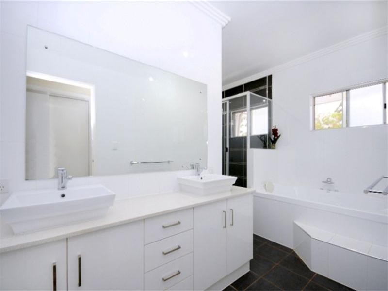 2/26 Andersson Court, Highfields QLD 4352