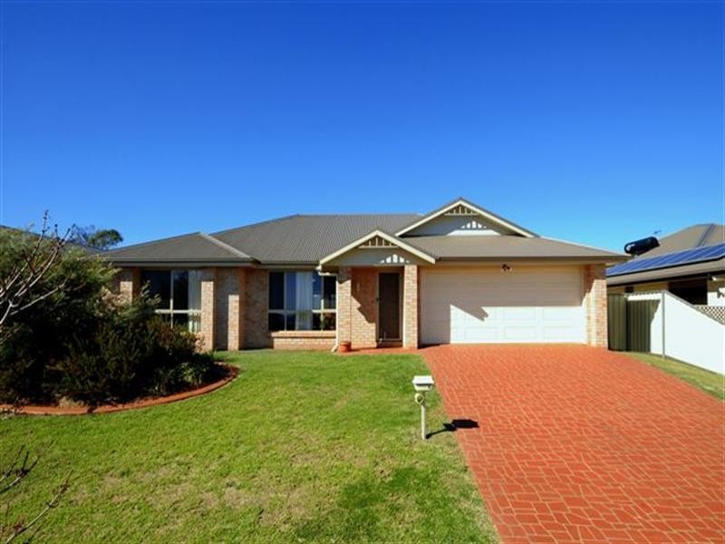 8 Campbell Drive, Highfields QLD 4352