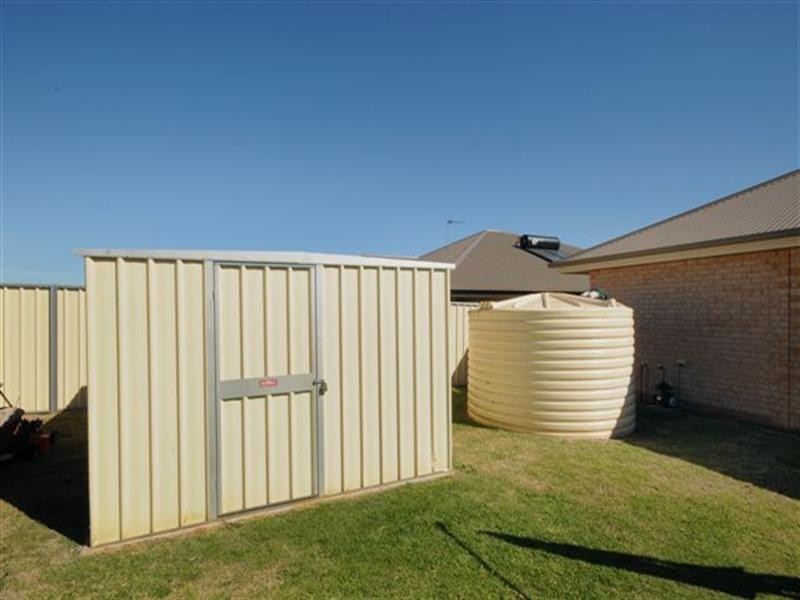 8 Campbell Drive, Highfields QLD 4352