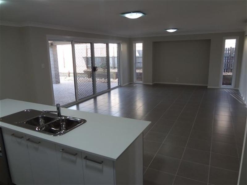 40 Honeyeater Drive, Highfields QLD 4352