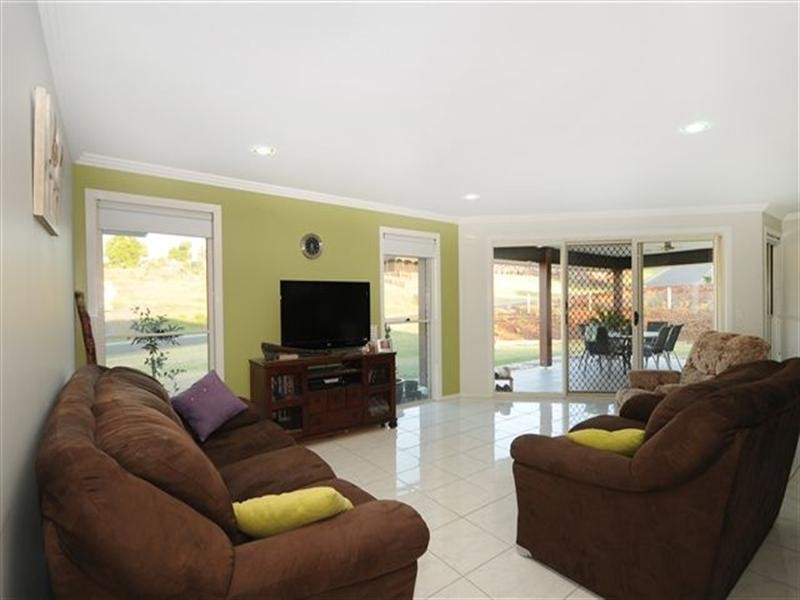 2 Wedgetail Drive, Highfields QLD 4352