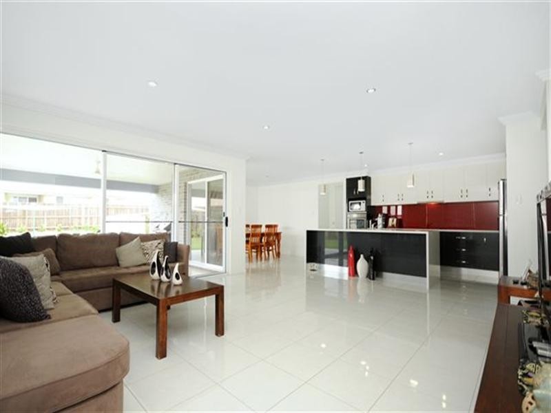 10 Plover Court, Highfields QLD 4352