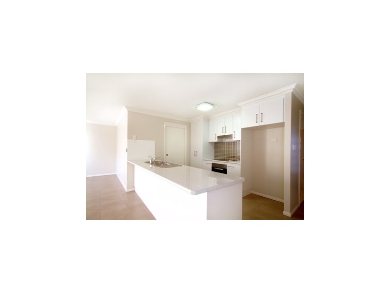 2/27 Highgrove Drive, Highfields QLD 4352