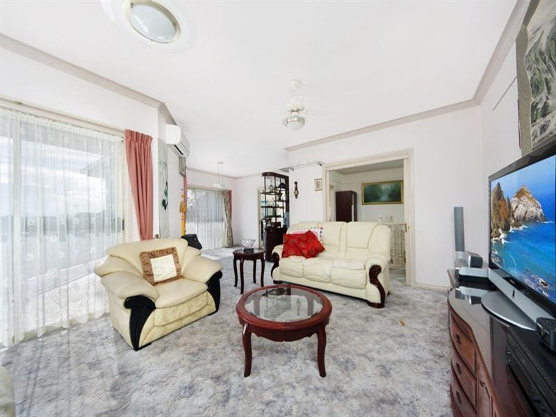 18 Thompson Avenue, Illawong NSW 2234