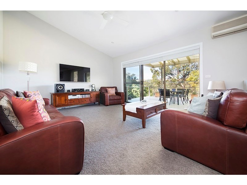 10 Bampton Avenue, Illawong NSW 2234