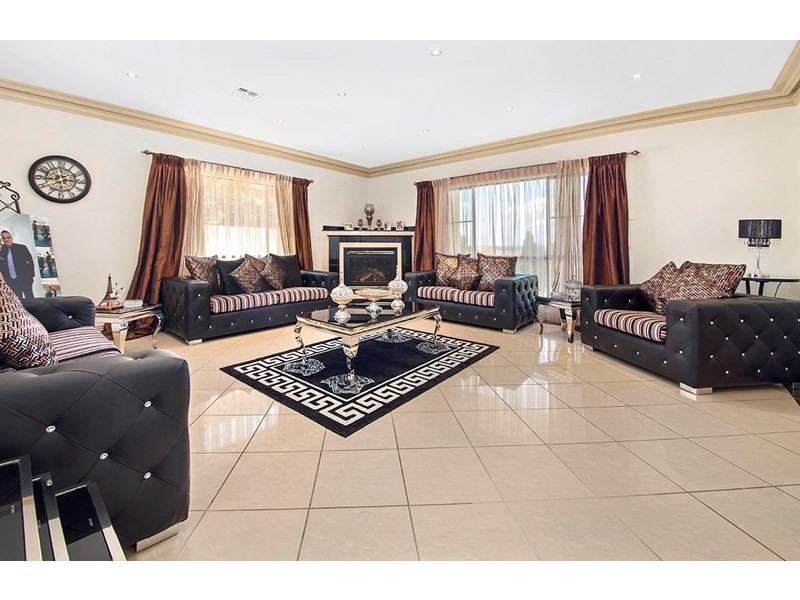 9 Kinsella Street, Illawong NSW 2234