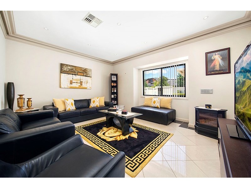 9 Kinsella Street, Illawong NSW 2234