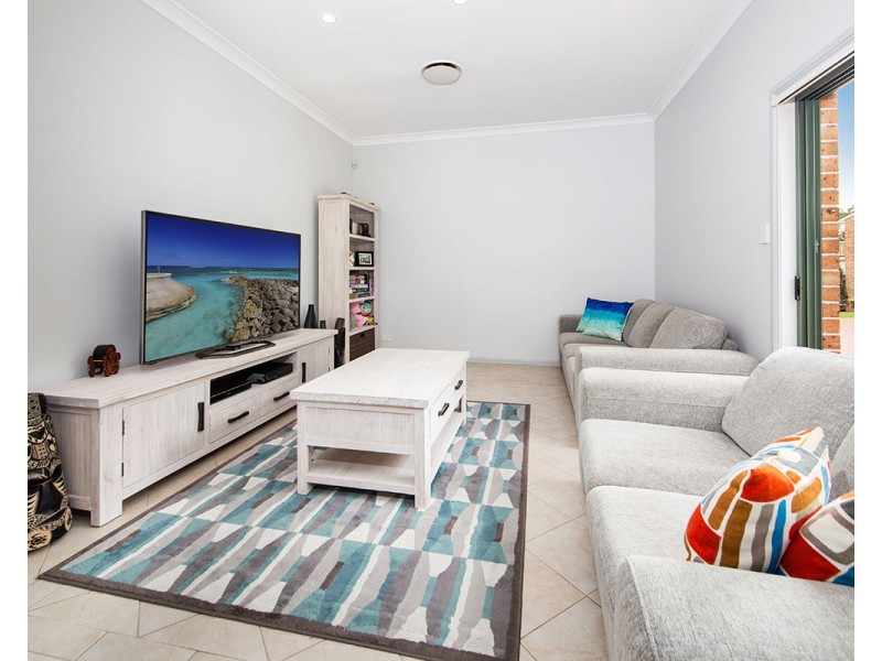 2/84 Griffin Parade, Illawong NSW 2234