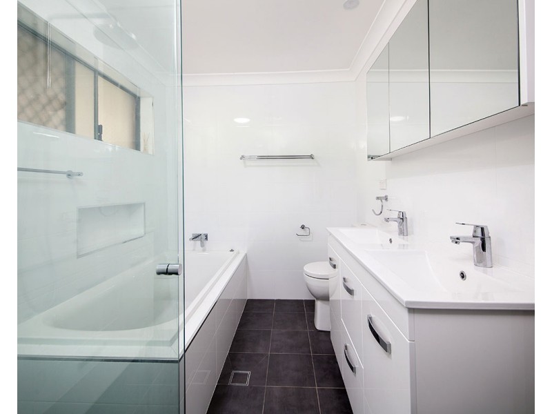 2/84 Griffin Parade, Illawong NSW 2234