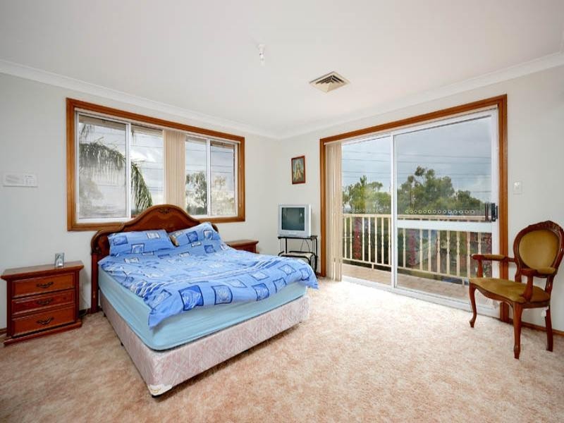 8a Ault Place, Illawong NSW 2234