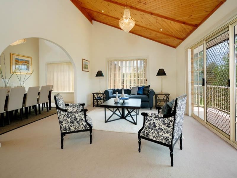 19 McPherson Place, Illawong NSW 2234