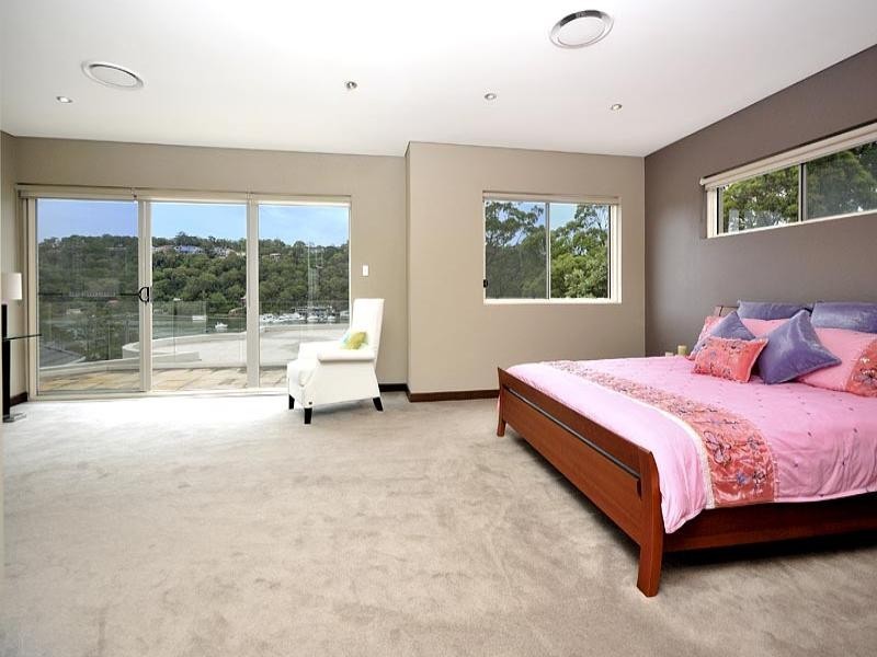 74 GRIFFIN Parade, Illawong NSW 2234