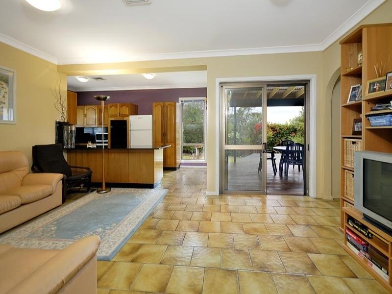 4 Moreton Road, Illawong NSW 2234