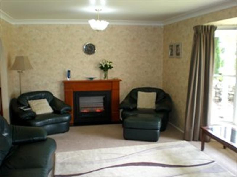 1 West Close, Illawong NSW 2234