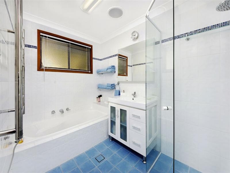 11 Tennant Place, Illawong NSW 2234