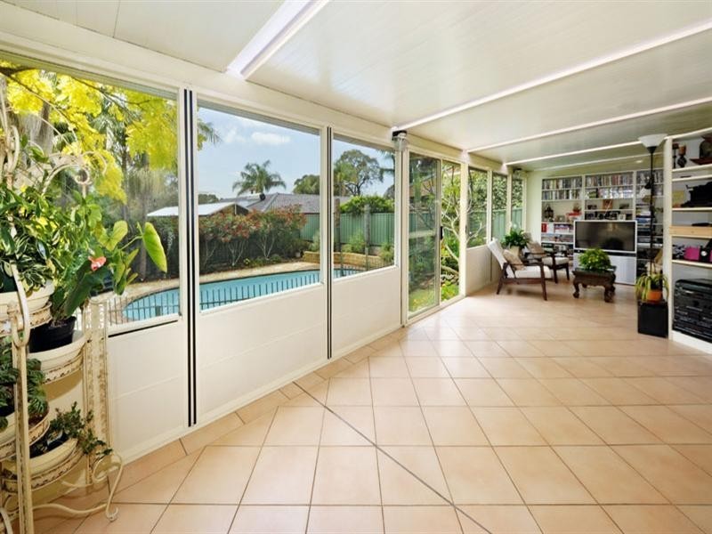 18 Blaxland Drive, Illawong NSW 2234