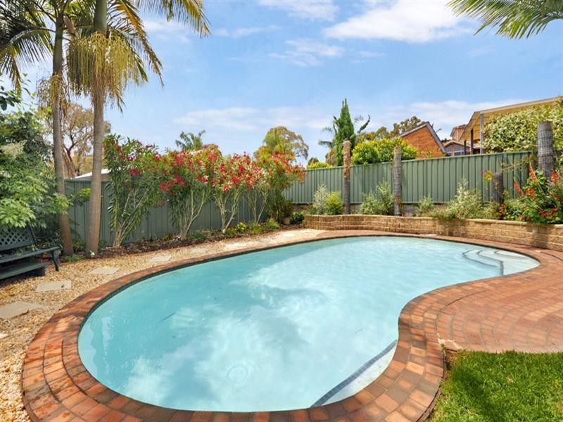 18 Blaxland Drive, Illawong NSW 2234