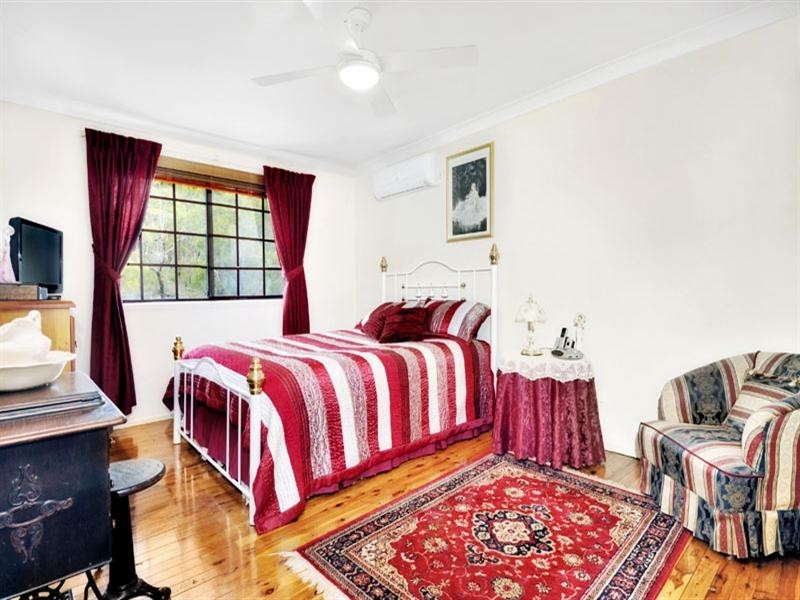 18 Blaxland Drive, Illawong NSW 2234