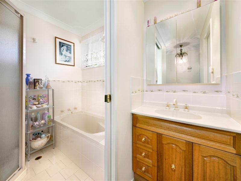 18 Blaxland Drive, Illawong NSW 2234