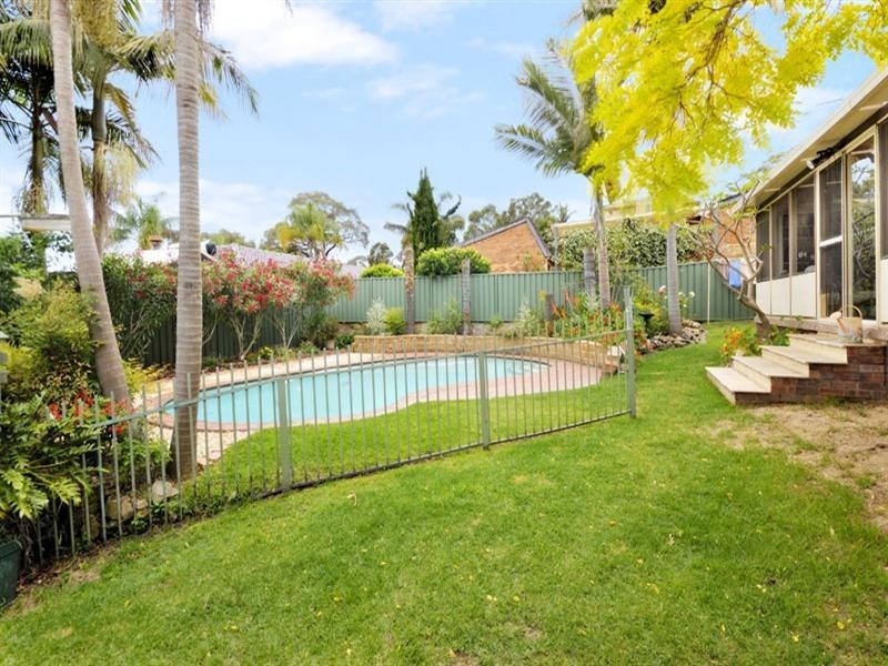 18 Blaxland Drive, Illawong NSW 2234