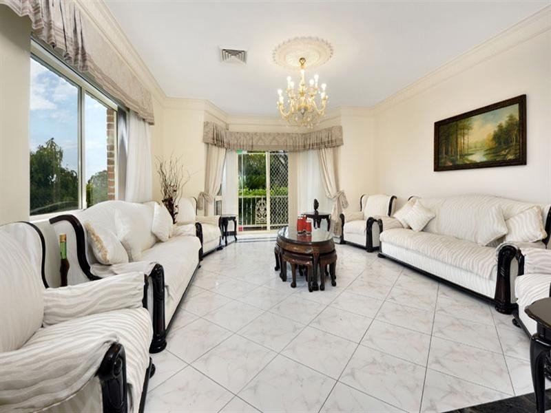 4 Barrier Place, Illawong NSW 2234