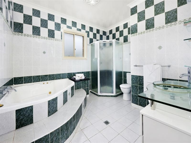 4 Barrier Place, Illawong NSW 2234