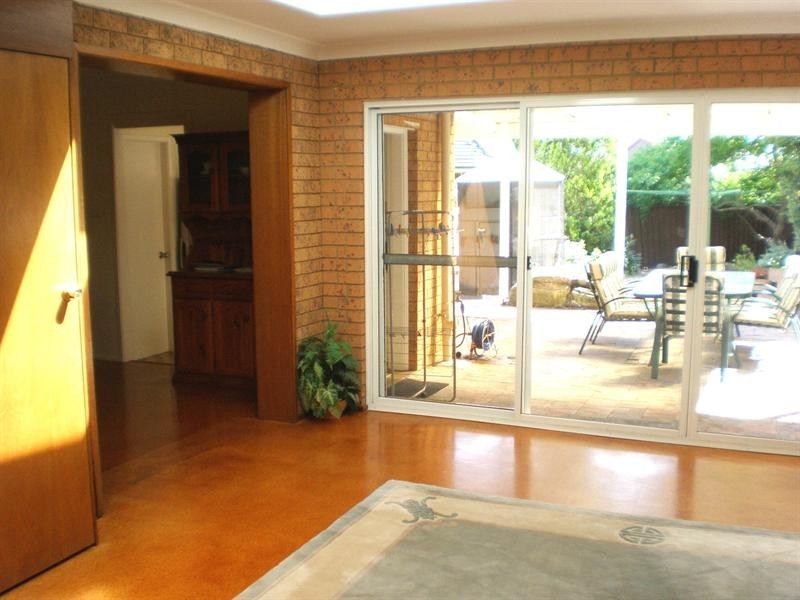 1 West Close, Illawong NSW 2234